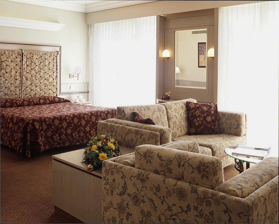 Holiday Suites Athene Buitenkant foto